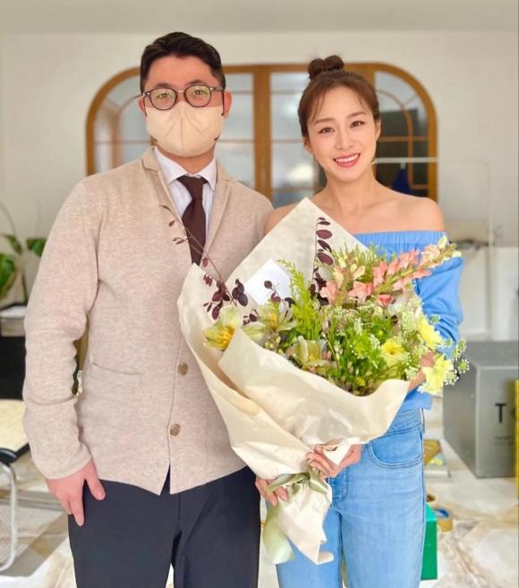 Khoe nhan sắc thật bất chấp hình chưa chỉnh sửa, Kim Tae Hee khiến netizen ngỡ ngàng bởi vẻ ngoài &quot;cực phẩm&quot; - Ảnh 2.