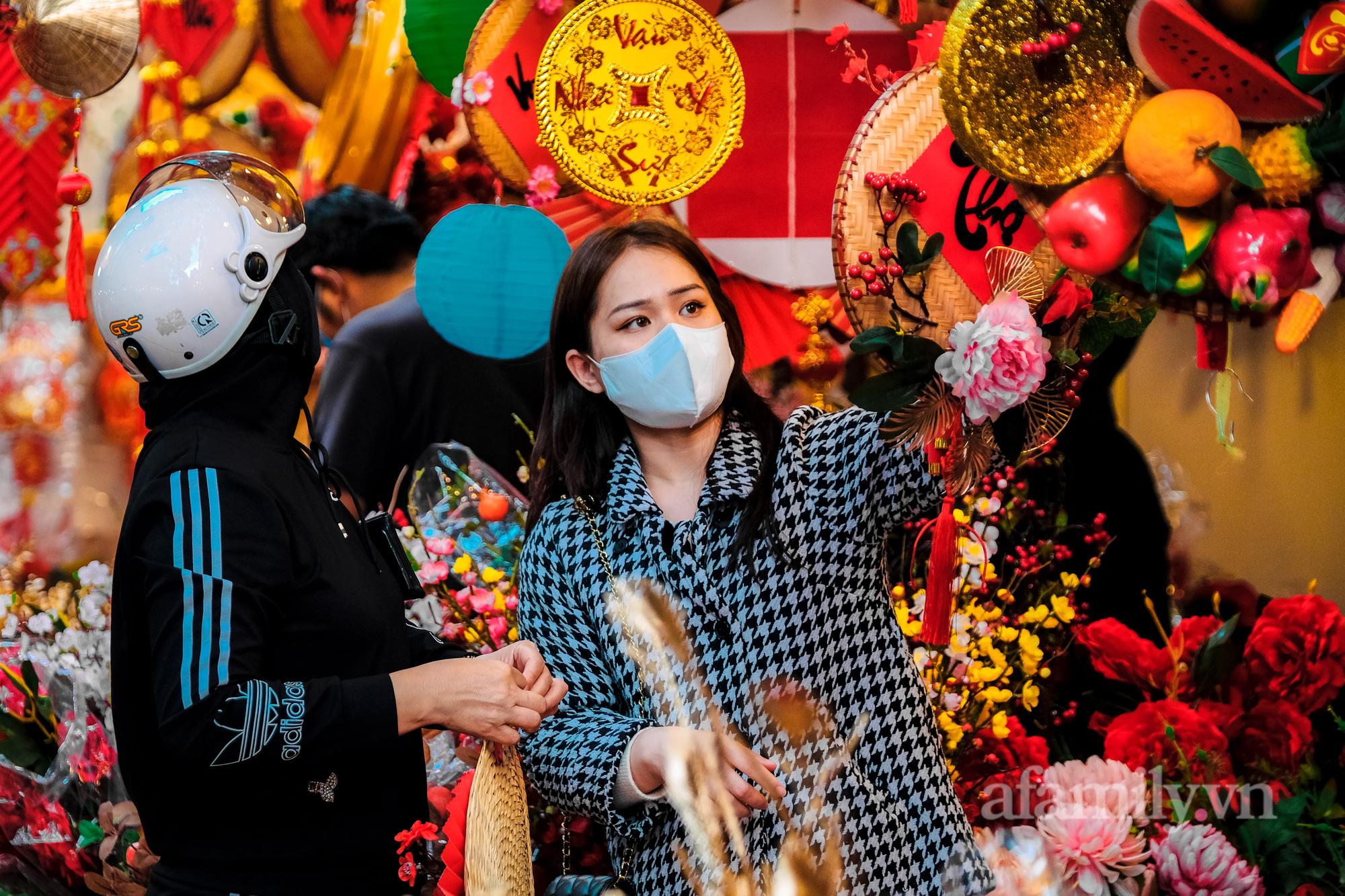 Sát Tết Nguyên đán, phố Hàng Mã &quot;đổi màu&quot; đón người dân tấp nập mua đồ trang trí, giá tăng hơn so với năm ngoái - Ảnh 5.