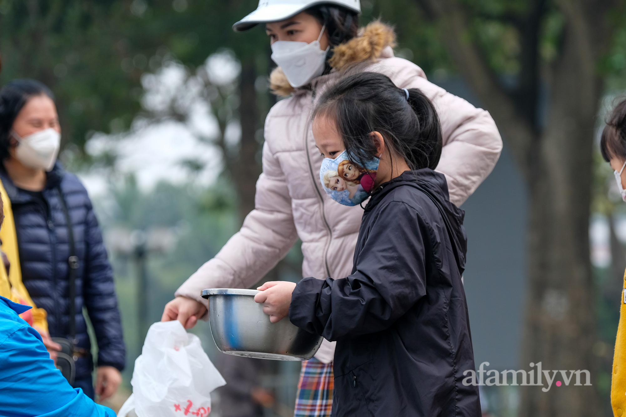 Người Hà Nội tranh thủ đi thả cá chép sớm vì sợ &quot;quá giờ đẹp&quot; để tiễn ông Công ông Táo về trời, cá vừa xuống nước đã ngửa bụng vì thả cùng tro vàng mã - Ảnh 9.