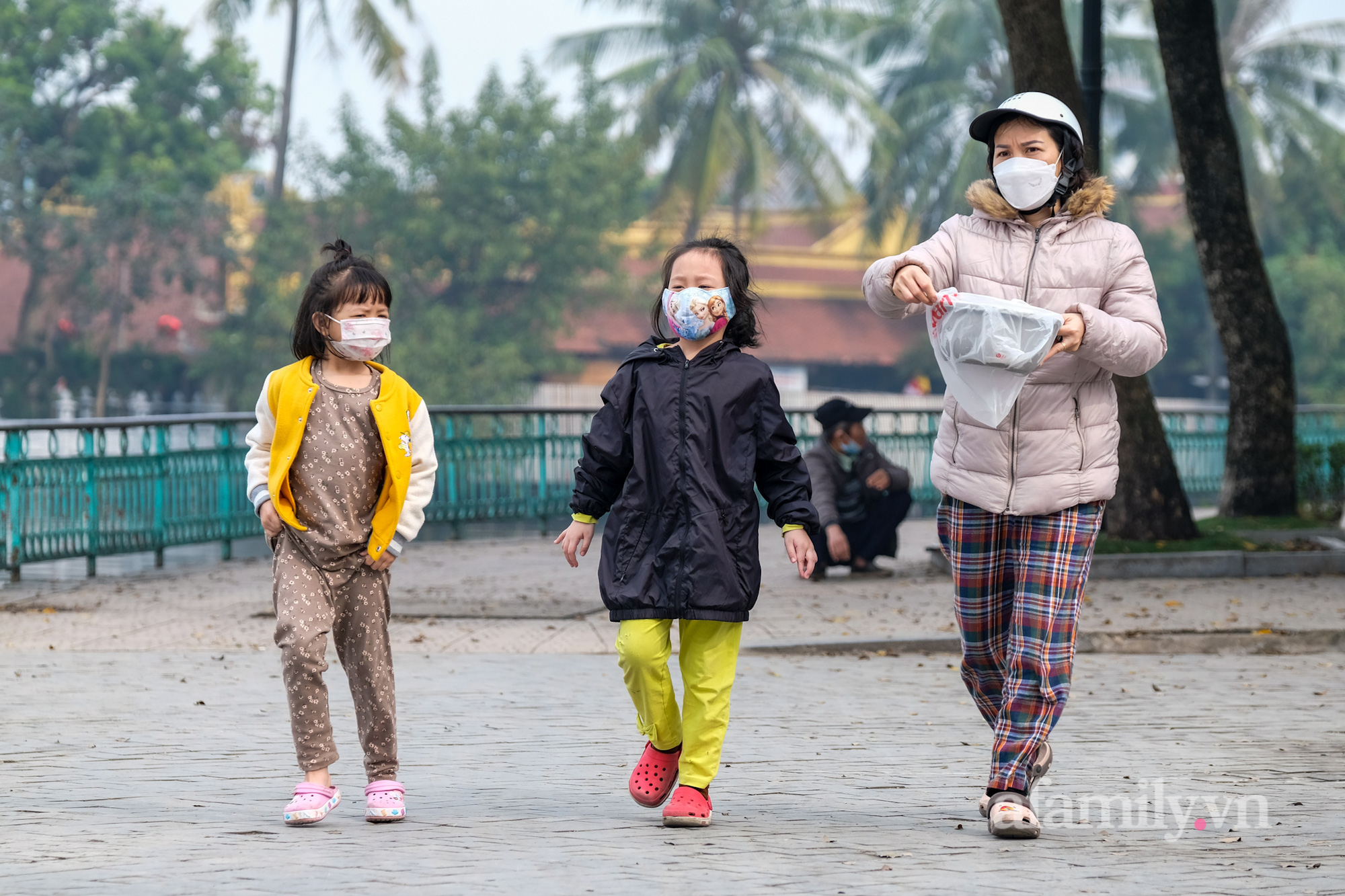 Người Hà Nội tranh thủ đi thả cá chép sớm vì sợ &quot;quá giờ đẹp&quot; để tiễn ông Công ông Táo về trời, cá vừa xuống nước đã ngửa bụng vì thả cùng tro vàng mã - Ảnh 8.