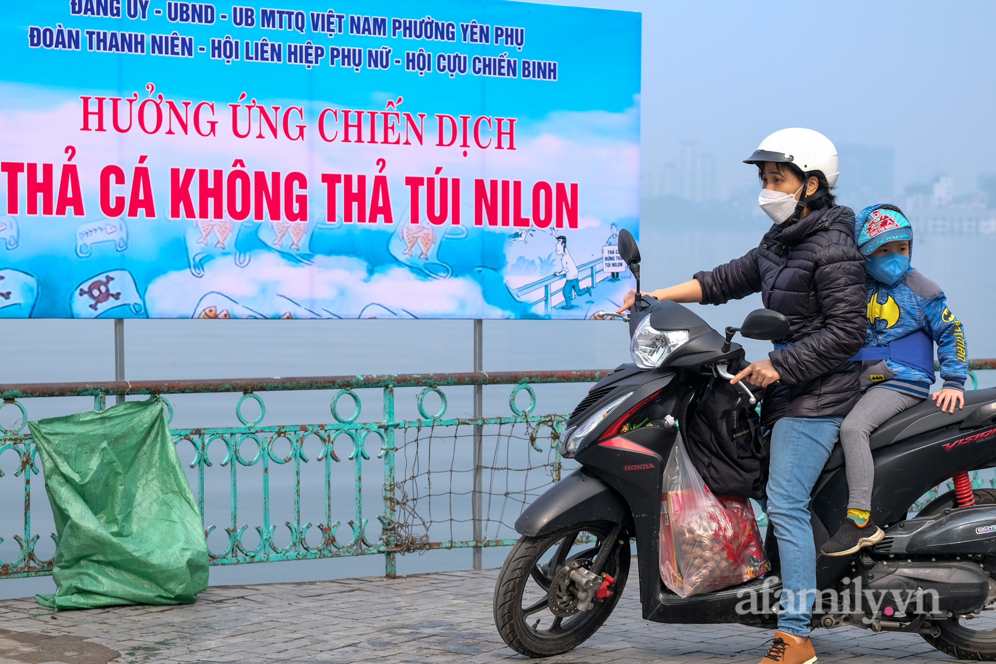 Người Hà Nội tranh thủ đi thả cá chép sớm vì sợ &quot;quá giờ đẹp&quot; để tiễn ông Công ông Táo về trời, cá vừa xuống nước đã ngửa bụng vì thả cùng tro vàng mã - Ảnh 6.