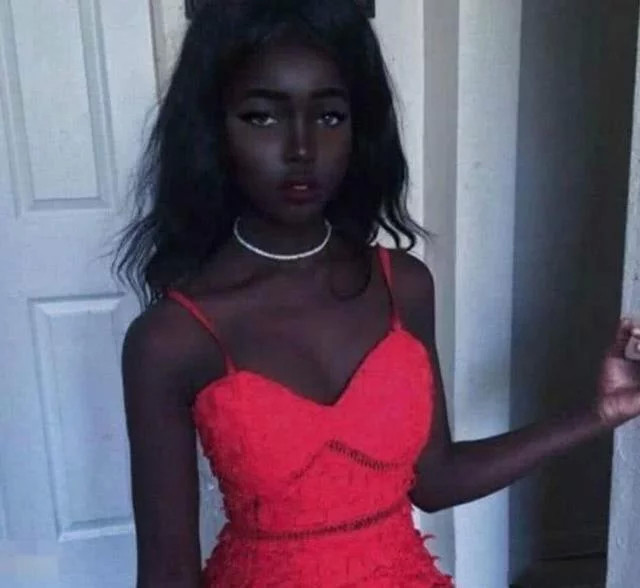 Cô gái da đen đẹp nhất thế giới, đến mức bị cha mẹ cấm ra đường