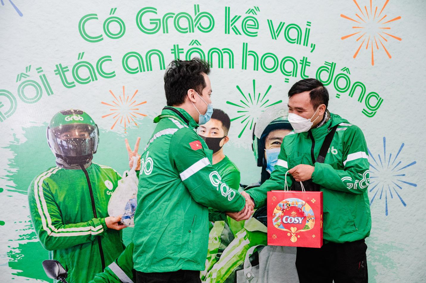 Grab trao tặng hàng ngàn phần quà Tết góp phần giúp tài xế có cái Tết trọn vẹn - Ảnh 2. Grab trao tặng hàng ngàn phần quà Tết góp phần giúp tài xế có cái Tết trọn vẹn - Ảnh 2.