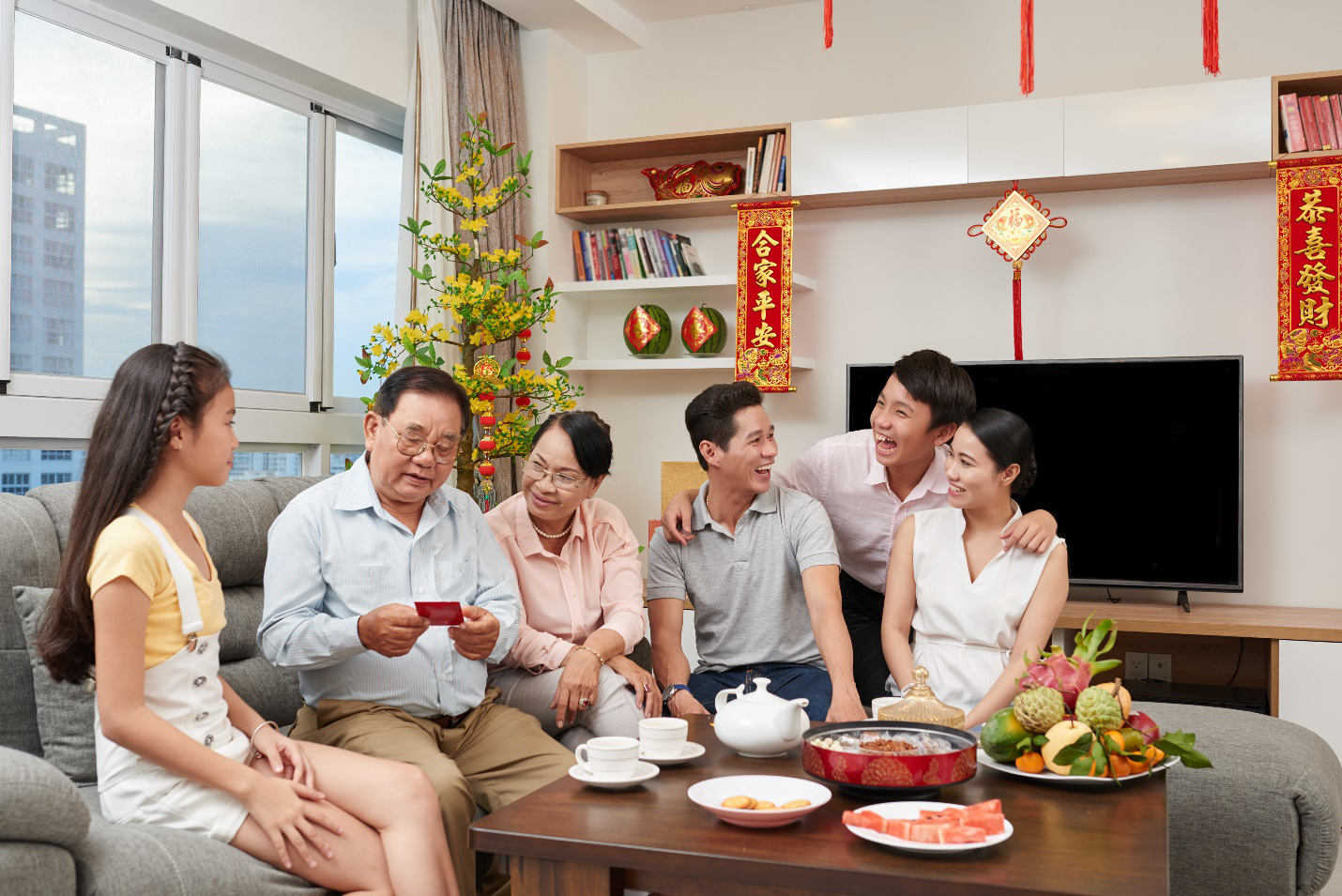 “Giật mình” nhìn lại một năm nhiều biến động và những lời hứa chưa thực hiện cùng mẹ cha - Ảnh 1. “Giật mình” nhìn lại một năm nhiều biến động và những lời hứa chưa thực hiện cùng mẹ cha - Ảnh 1.