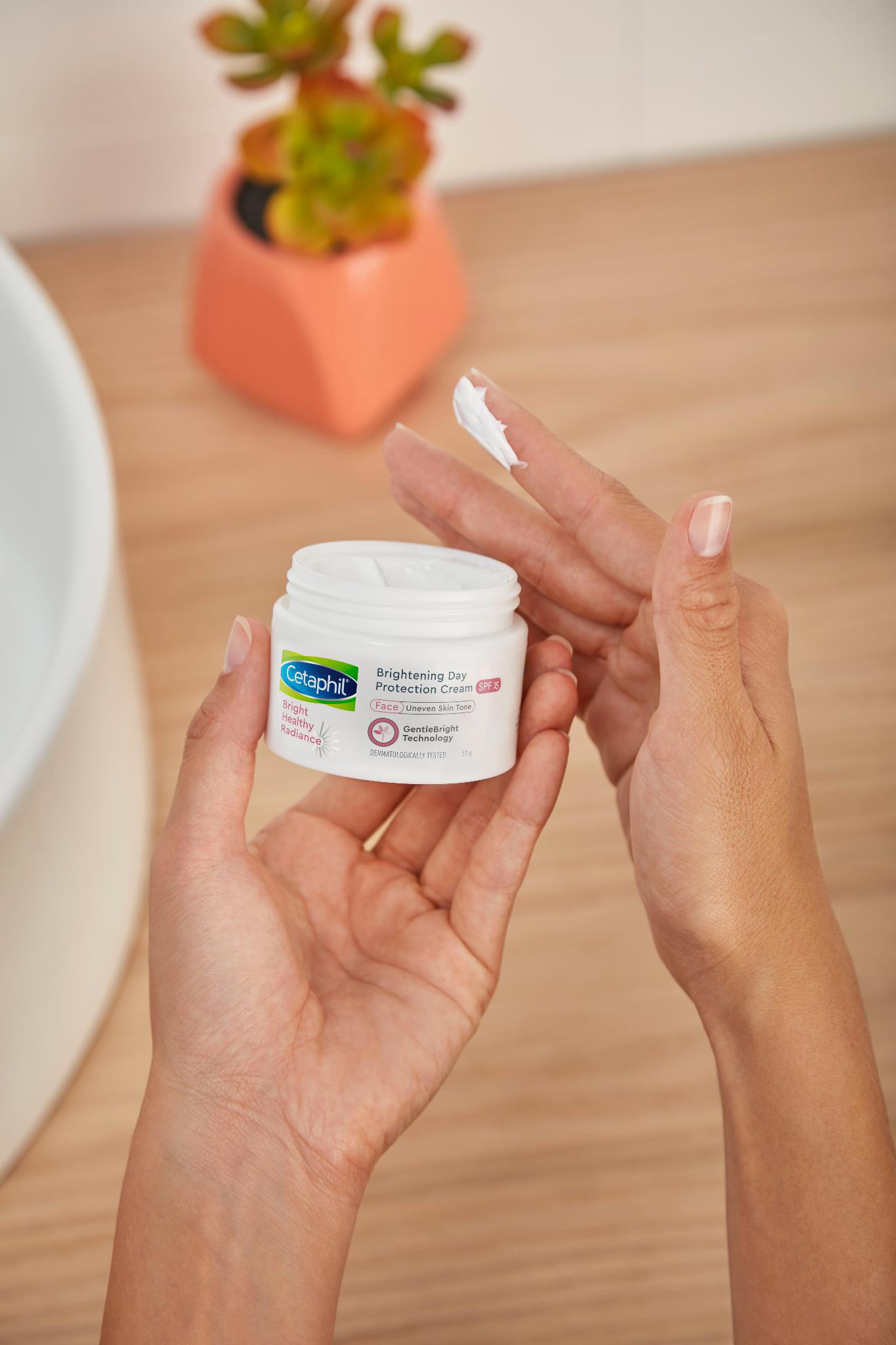 Rạng rỡ mỗi ngày với chu trình chăm da từ bộ sản phẩm Cetaphil dưỡng sáng da lành tính với cả da nhạy cảm - Ảnh 4. Rạng rỡ mỗi ngày với chu trình chăm da từ bộ sản phẩm Cetaphil dưỡng sáng da lành tính với cả da nhạy cảm - Ảnh 4.