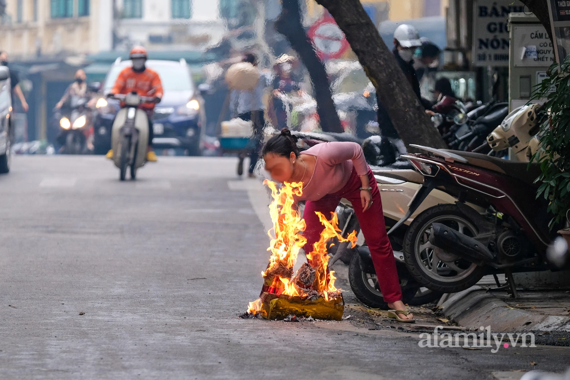 Bất chấp nguy hiểm, người Hà Nội ra gần giữa đường để đốt vàng mã tiễn ông Công ông Táo khiến người đi đường không khỏi hú vía - Ảnh 8.