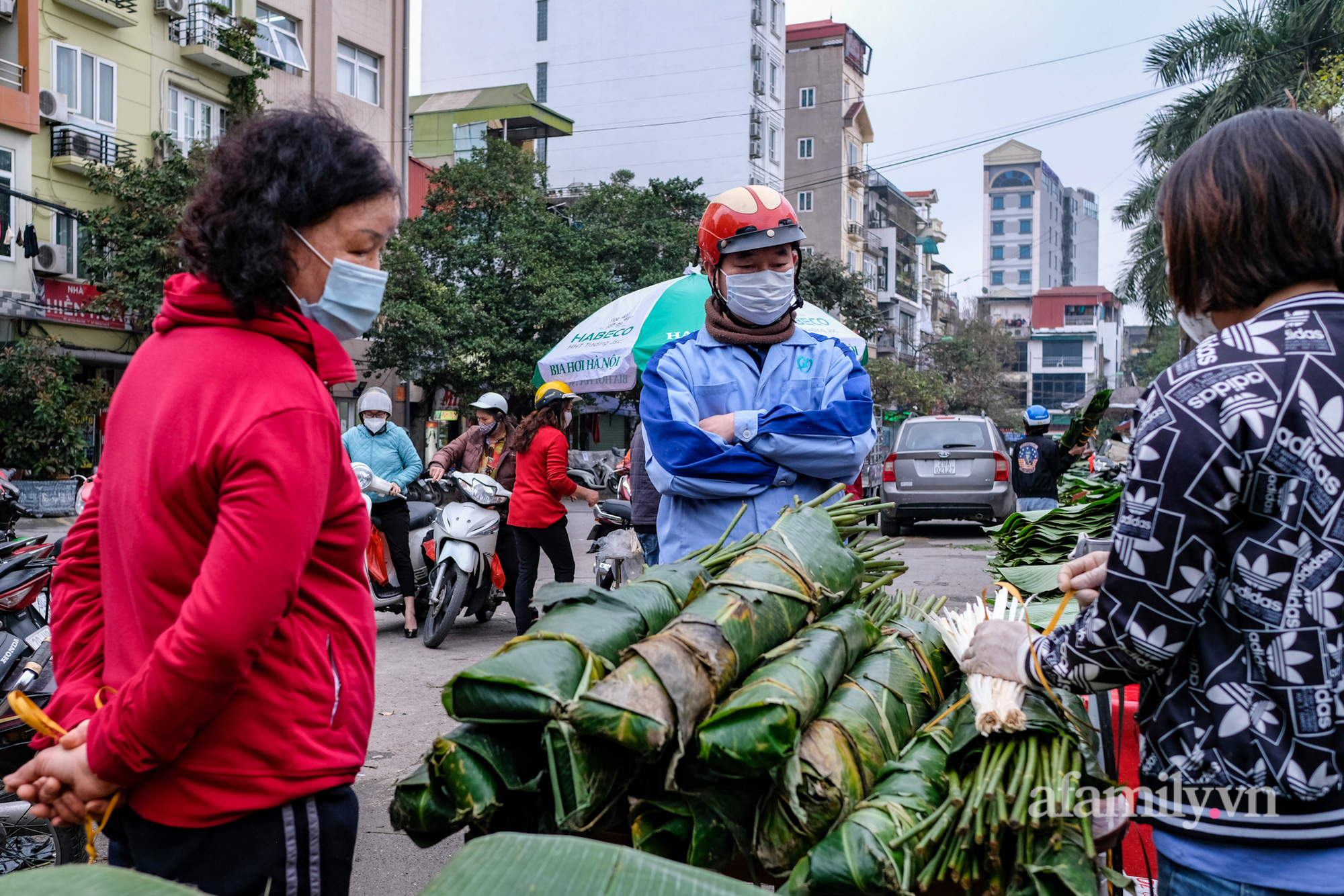 Sát Tết Nguyên đán đi chợ lá dong lâu đời nhất Hà Nội: Giá tăng cao hơn năm ngoái nhưng đìu hiu khách - Ảnh 6. Sát Tết Nguyên đán đi chợ lá dong lâu đời nhất Hà Nội: Giá tăng cao hơn năm ngoái nhưng đìu hiu khách - Ảnh 6.
