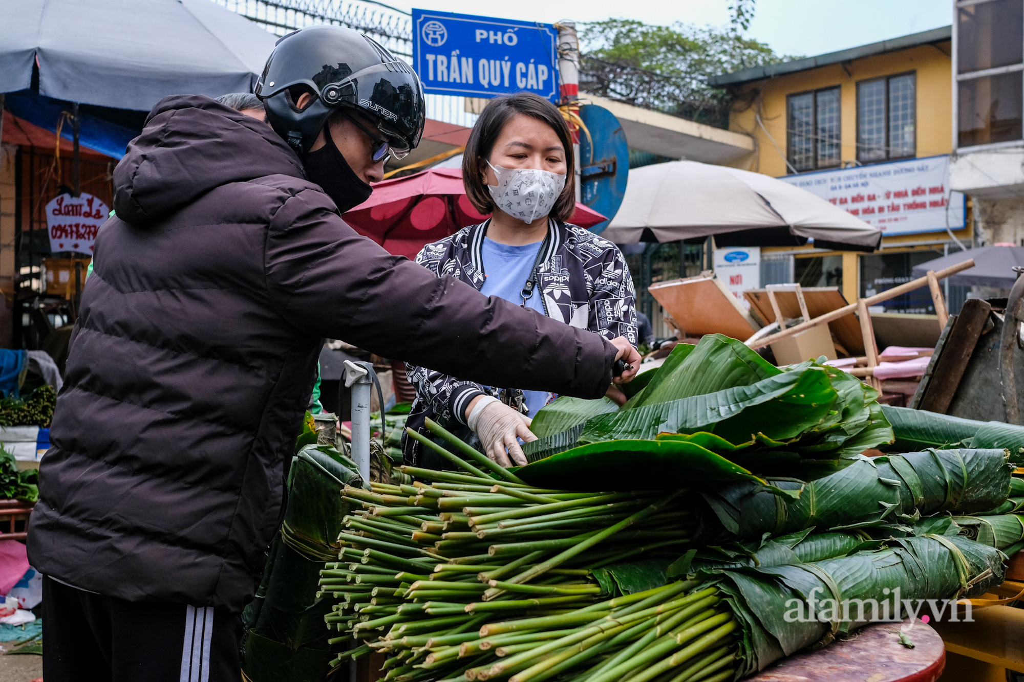 Sát Tết Nguyên đán đi chợ lá dong lâu đời nhất Hà Nội: Giá tăng cao hơn năm ngoái nhưng đìu hiu khách - Ảnh 7.