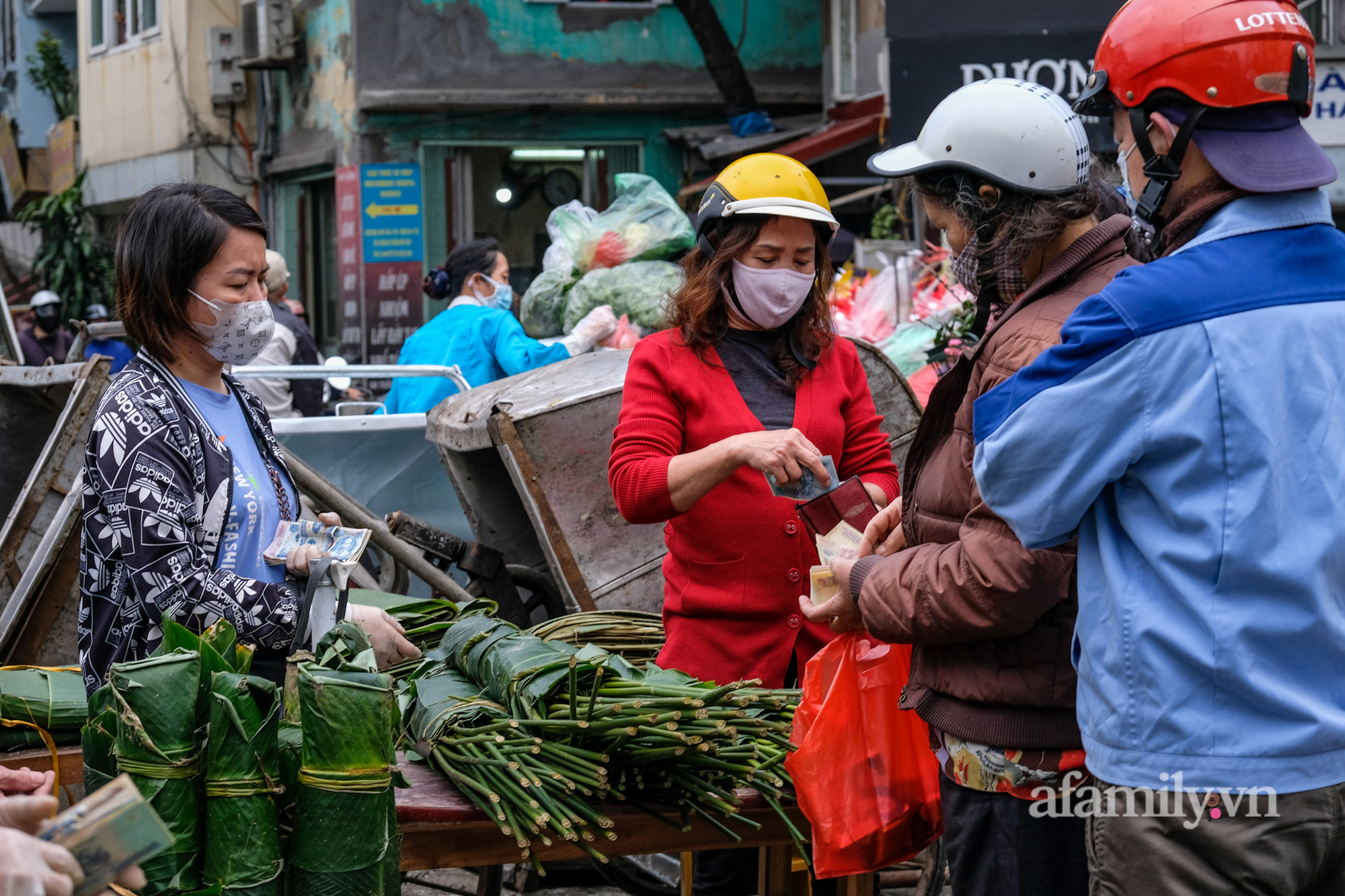 Sát Tết Nguyên đán đi chợ lá dong lâu đời nhất Hà Nội: Giá tăng cao hơn năm ngoái nhưng đìu hiu khách - Ảnh 8. Sát Tết Nguyên đán đi chợ lá dong lâu đời nhất Hà Nội: Giá tăng cao hơn năm ngoái nhưng đìu hiu khách - Ảnh 8.
