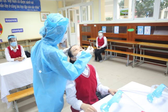 Hà Nội chuẩn bị cho học sinh quay lại trường: Ứng phó với COVID-19 - Ảnh 1.