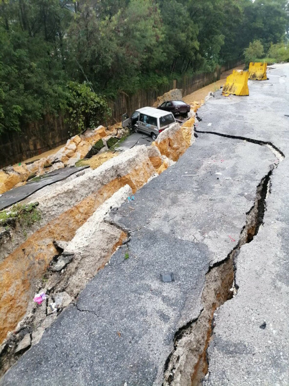 Clip: Đường cao tốc bất ngờ sập do mưa lũ, 5 chiếc ô tô rơi thẳng xuống cống ngầm tại Indonesia - Ảnh 4.