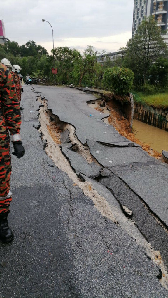 Clip: Đường cao tốc bất ngờ sập do mưa lũ, 5 chiếc ô tô rơi thẳng xuống cống ngầm tại Indonesia - Ảnh 5.