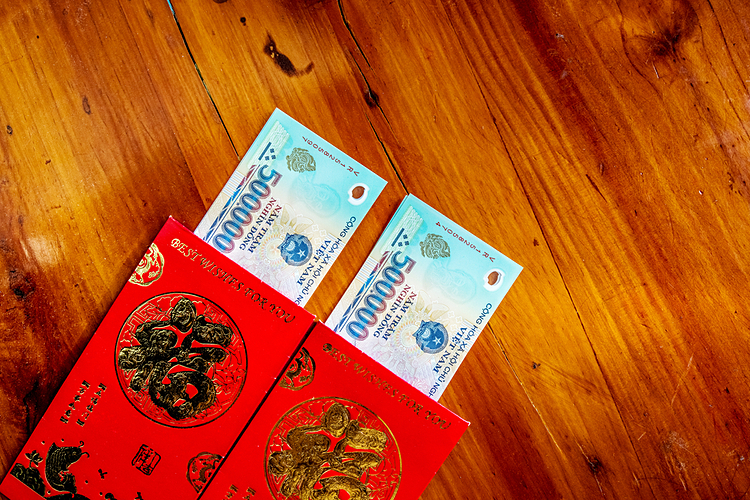 Bé trai xé lì xì ngay trước mặt khách, còn bĩu môi và chê khách ki bo, cách xử lý của người mẹ khiến ai cũng khâm phục - Ảnh 1. Bé trai xé lì xì ngay trước mặt khách, còn bĩu môi và chê khách ki bo, cách xử lý của người mẹ khiến ai cũng khâm phục - Ảnh 1.