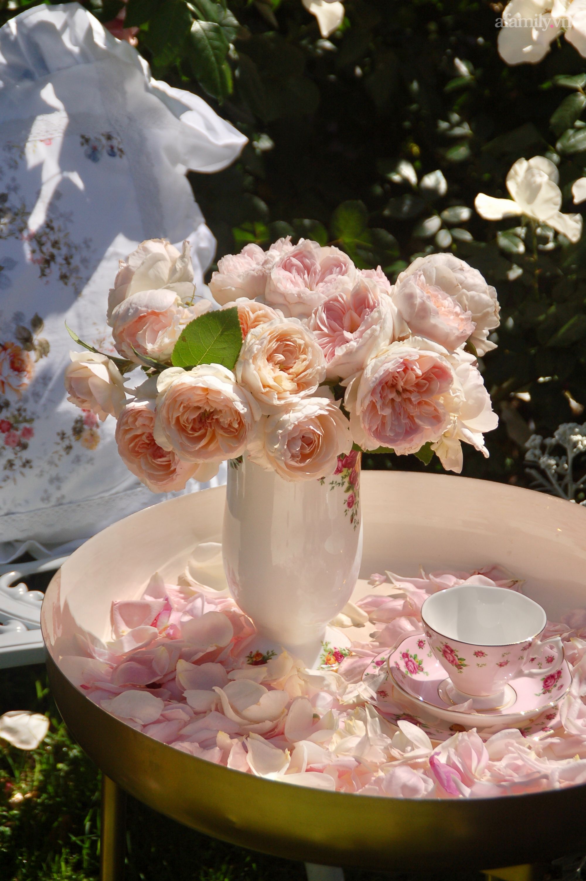 Hãy chiêm ngưỡng những bông hoa hồng ngất ngây trong hình ảnh này. Đẹp mê hồn, nồng nàn cùng hương thơm đặc trưng. Một tác phẩm nghệ thuật bằng hoa sẽ đắm say bạn ngay từ cái nhìn đầu tiên!