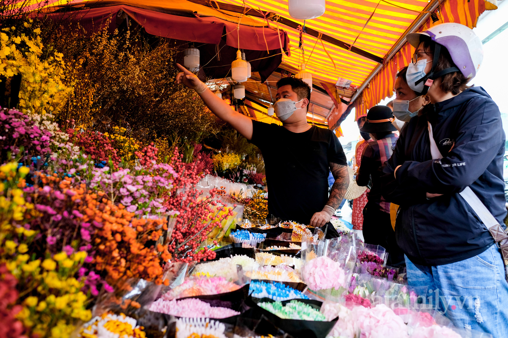 29 Tết đi chợ hoa Quảng Bá: Giá hoa tăng 20% so với ngày thường, mua nhanh 5 cành đào đông cắm đẹp nhà mà hết 2,2 triệu - Ảnh 15.
