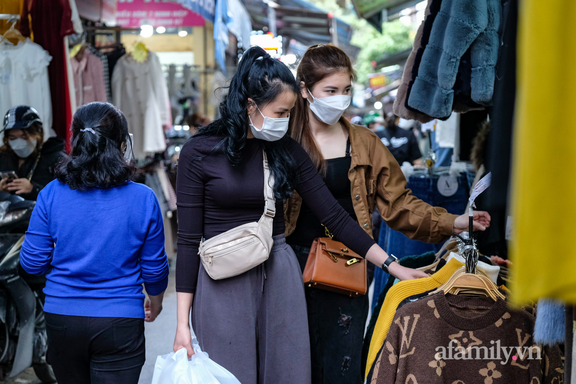 Chợ thời trang lớn nhất Hà Nội treo biển thanh lý &quot;tụt nóc&quot; để nghỉ Tết: Hàng ngàn sản phẩm đồng giá chỉ từ 80k hút khách đổ về mua sắm - Ảnh 5.