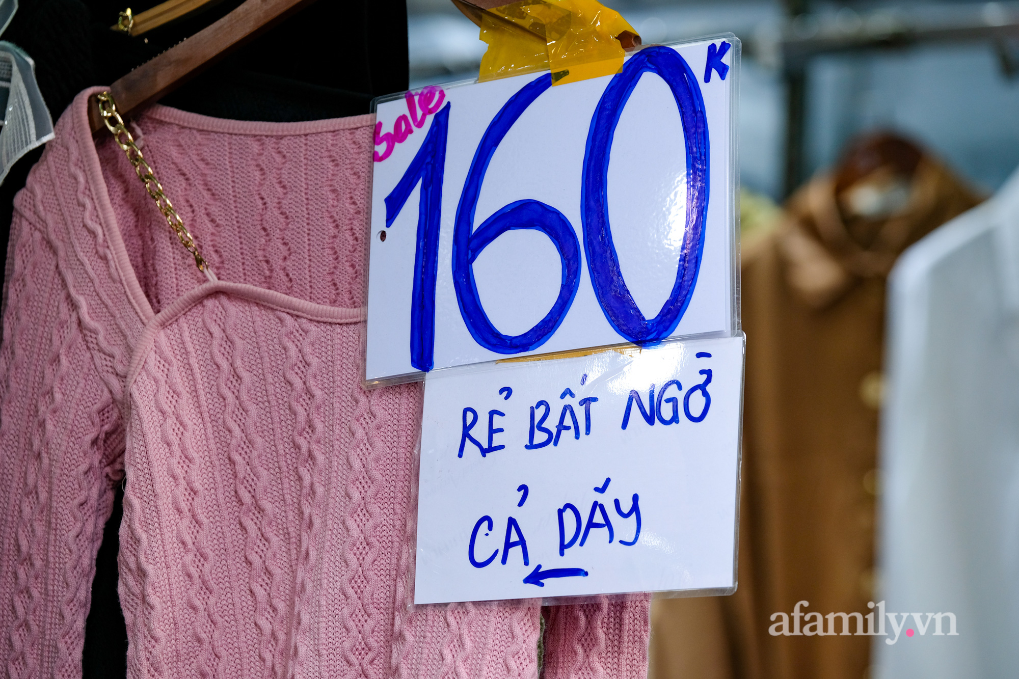 Chợ thời trang lớn nhất Hà Nội treo biển thanh lý &quot;tụt nóc&quot; để nghỉ Tết: Hàng ngàn sản phẩm đồng giá chỉ từ 80k hút khách đổ về mua sắm - Ảnh 9.