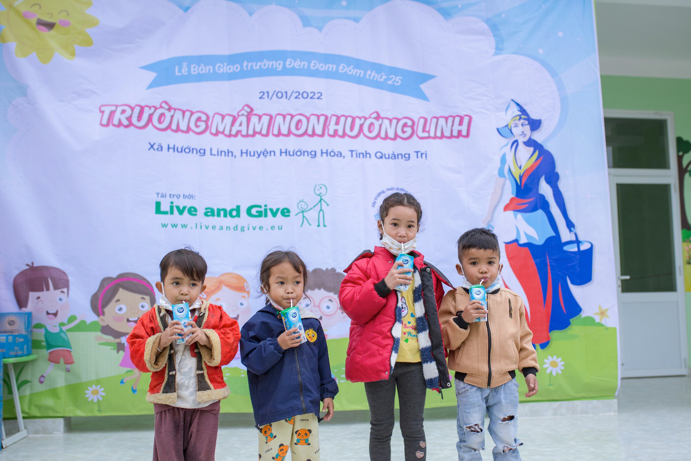 Hành trình 25 năm FrieslandCampina tại Việt Nam và Công trình Đèn Đom Đóm thứ 25 - Ảnh 4. Hành trình 25 năm FrieslandCampina tại Việt Nam và Công trình Đèn Đom Đóm thứ 25 - Ảnh 4.