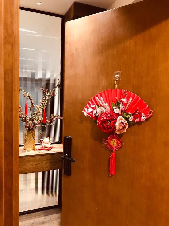 Năm mới ghé căn hộ Hà Nội có cả gia đình quây quần tự trang trí nhà đón Tết, nguyên liệu chỉ 800k mà đẹp &quot;nức nở&quot; - Ảnh 9.