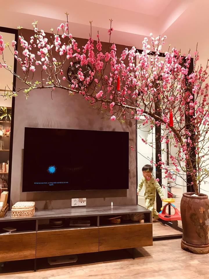 Năm mới ghé căn hộ Hà Nội có cả gia đình quây quần tự trang trí nhà đón Tết, nguyên liệu chỉ 800k mà đẹp &quot;nức nở&quot; - Ảnh 4.