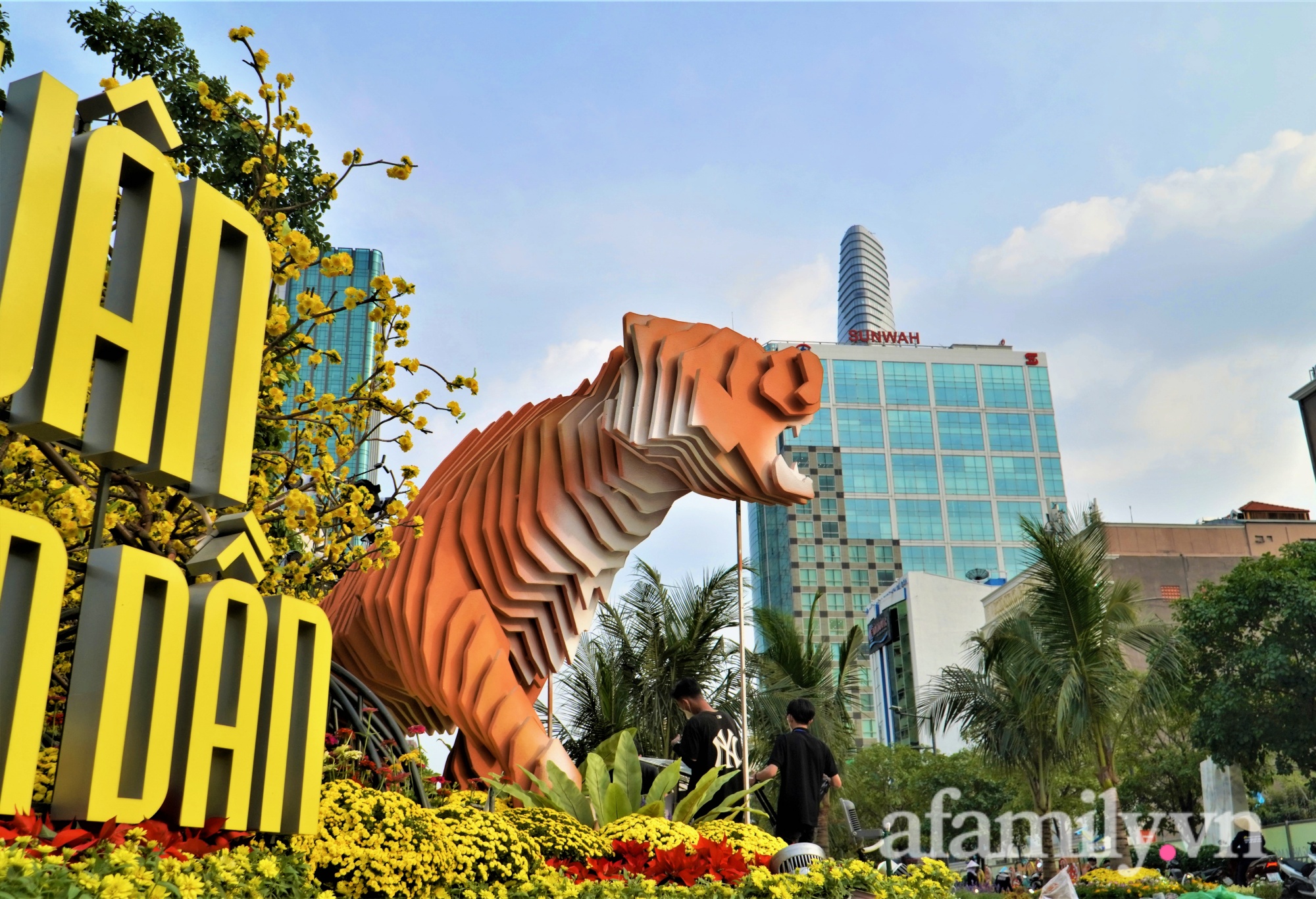 &quot;Chúa tể rừng xanh&quot; cao gần 5m đứng uy nghiêm, vươn mình ở đường hoa Nguyễn Huệ có gì đặc biệt? - Ảnh 6.