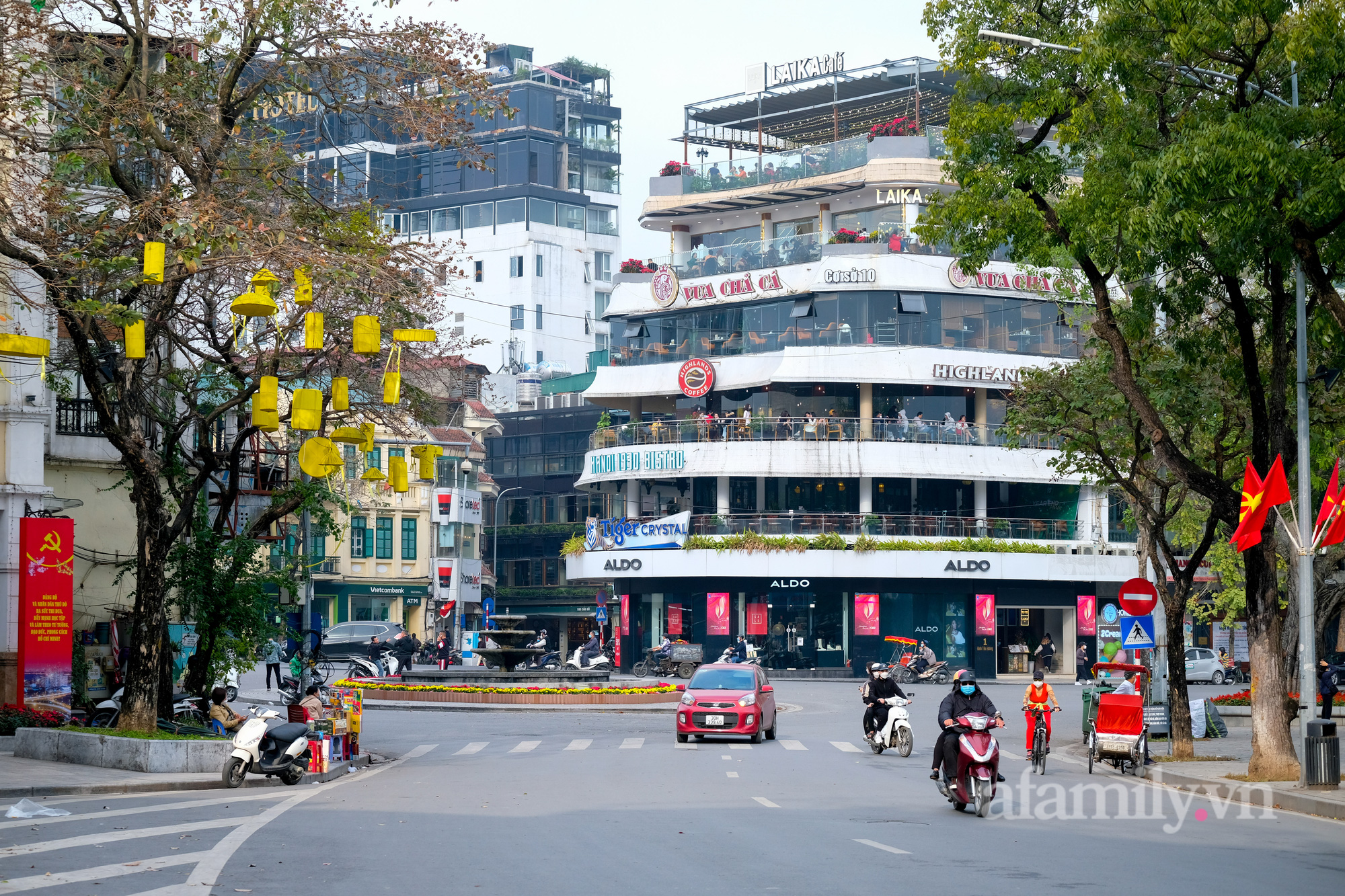 Ngày làm việc cuối cùng, đường nội thành Hà Nội ùn tắc - Ảnh 1.