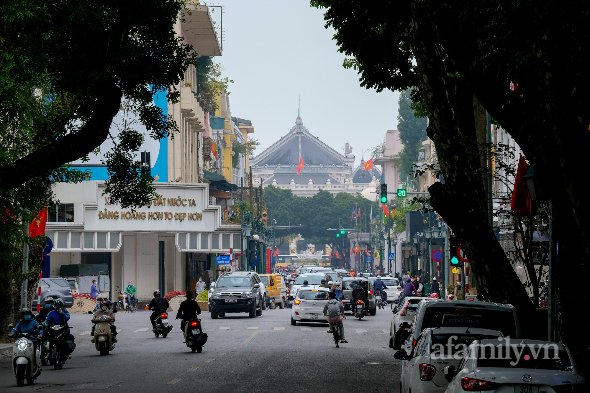 Ngày làm việc cuối cùng, đường nội thành Hà Nội ùn tắc - Ảnh 2.