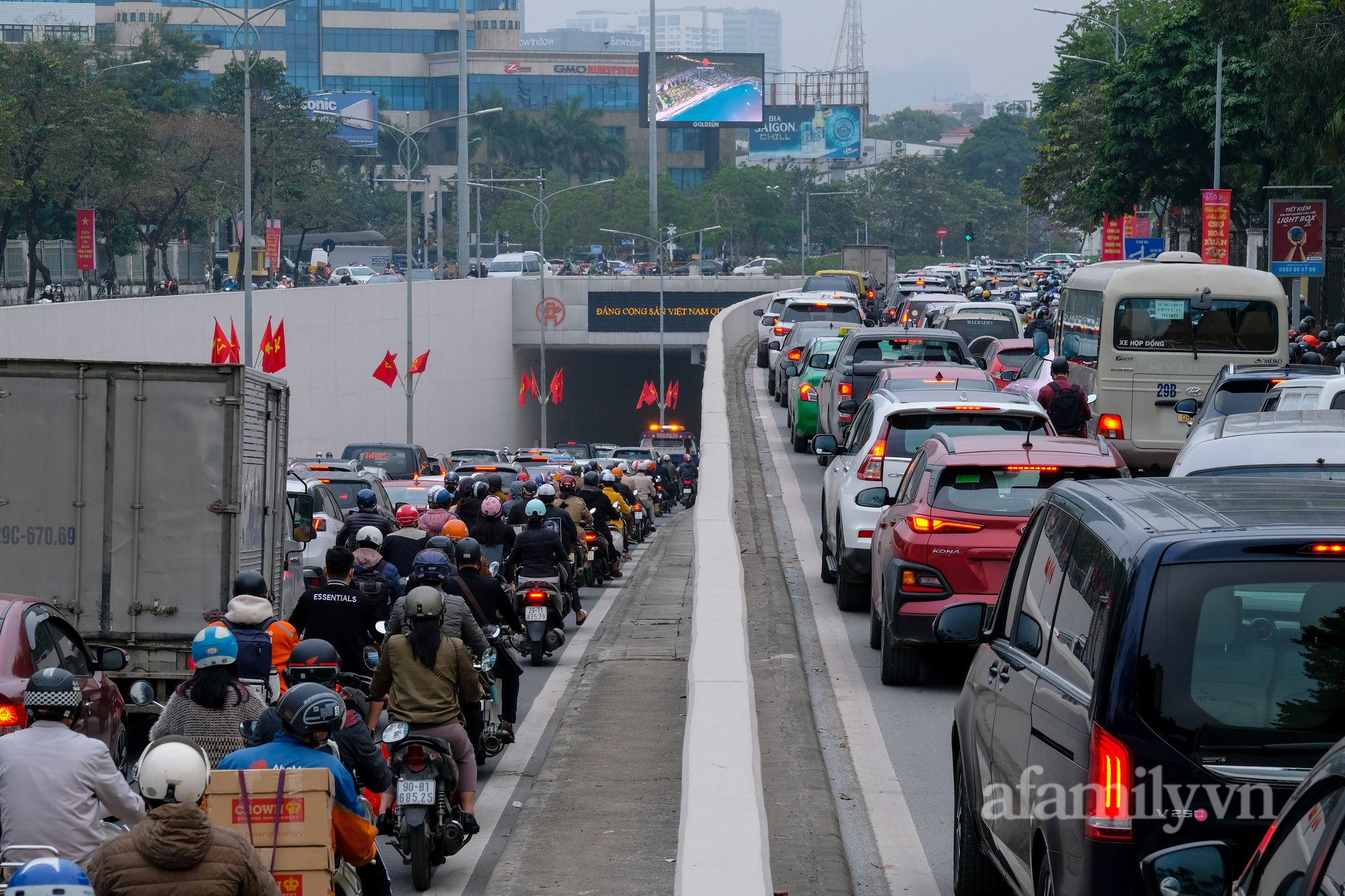 Ngày làm việc cuối cùng, đường nội thành Hà Nội ùn tắc - Ảnh 9.