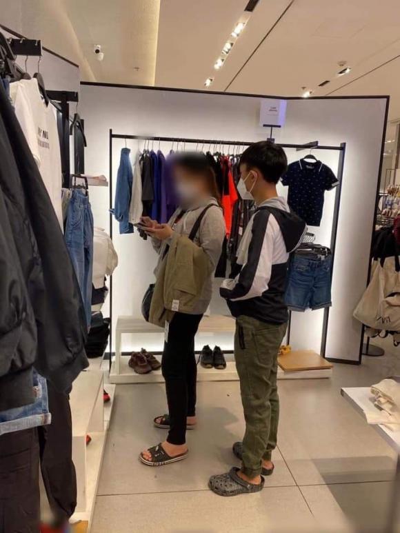 Xôn xao hình ảnh Hồ Văn Cường đi mua sắm dịp Tết, trên người vẫn mang độc món đồ cũ này? - Ảnh 2. Bắt gặp Hồ Văn Cường đi mua sắm tết, chân vẫn mang đôi dép cũ? - Ảnh 1.