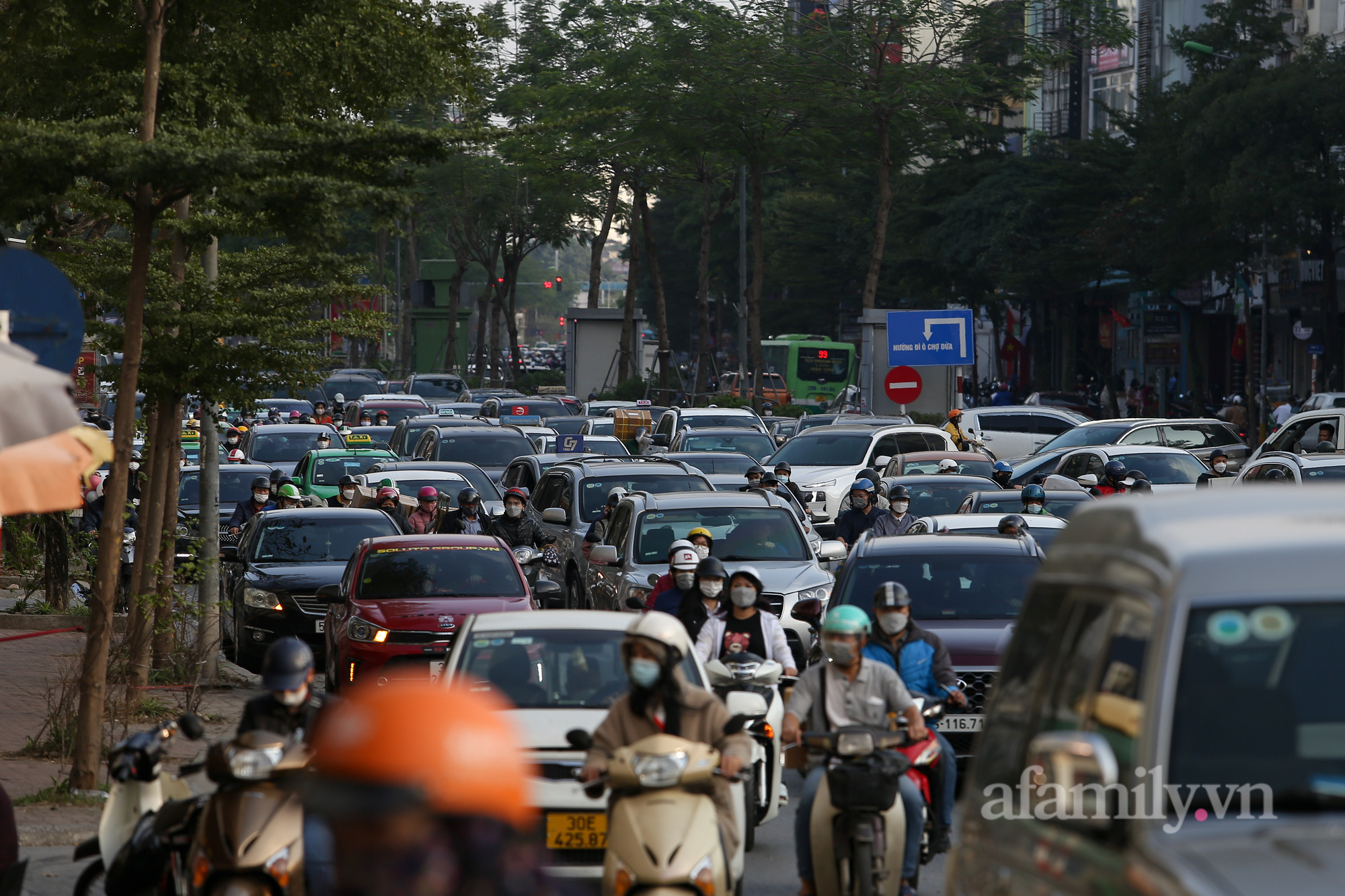 Ngày làm việc cuối cùng, đường nội thành Hà Nội ùn tắc - Ảnh 11.