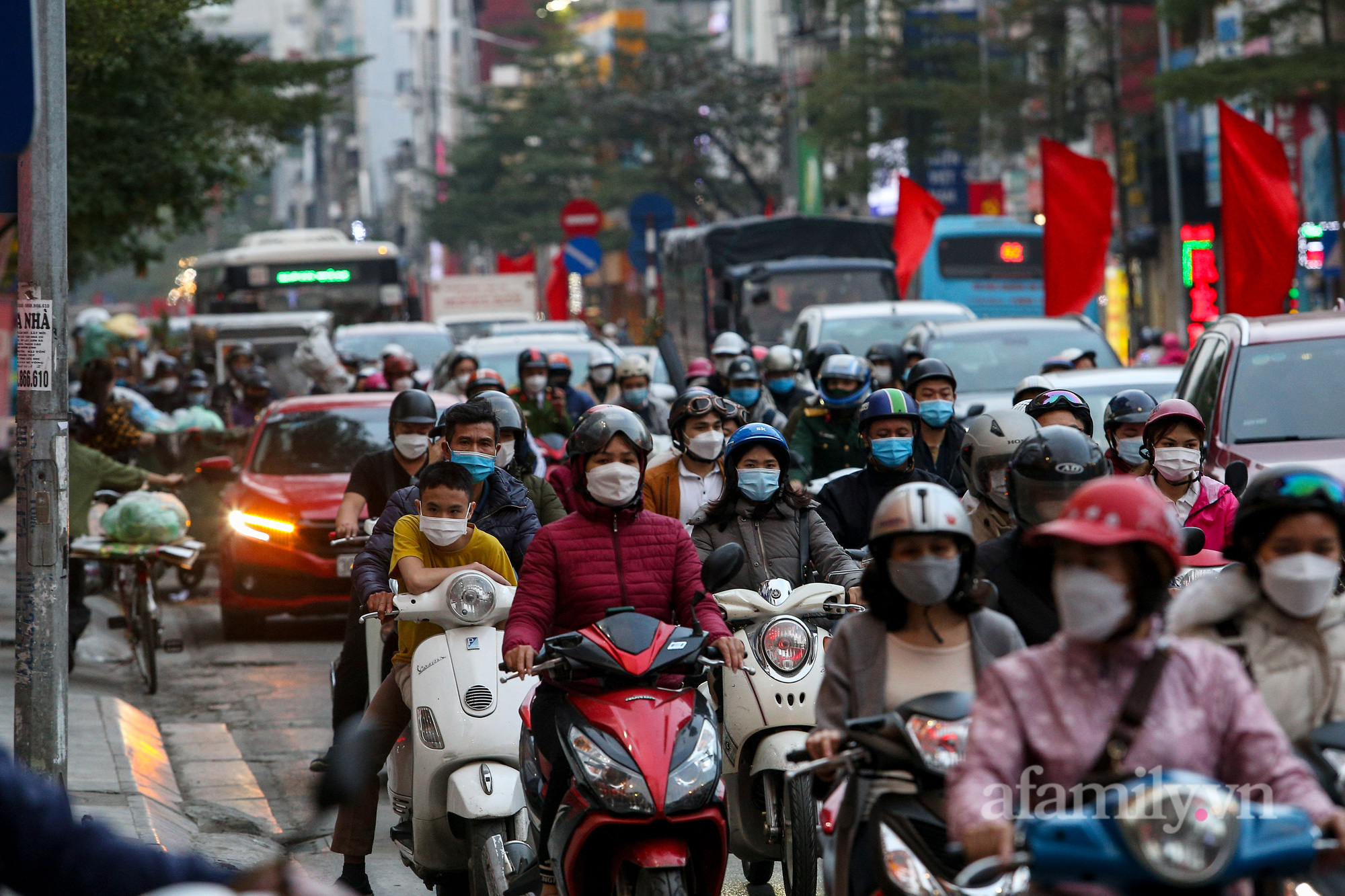 Ngày làm việc cuối cùng, đường nội thành Hà Nội ùn tắc - Ảnh 13.