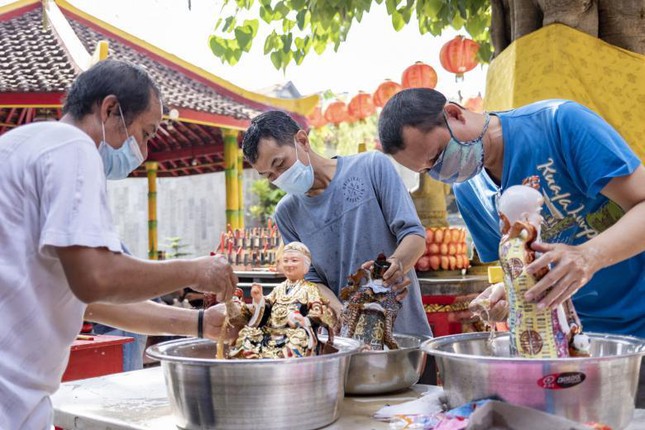 Châu Á trang hoàng rực rỡ, người dân nô nức mua sắm chuẩn bị đón năm Dần - Ảnh 7.