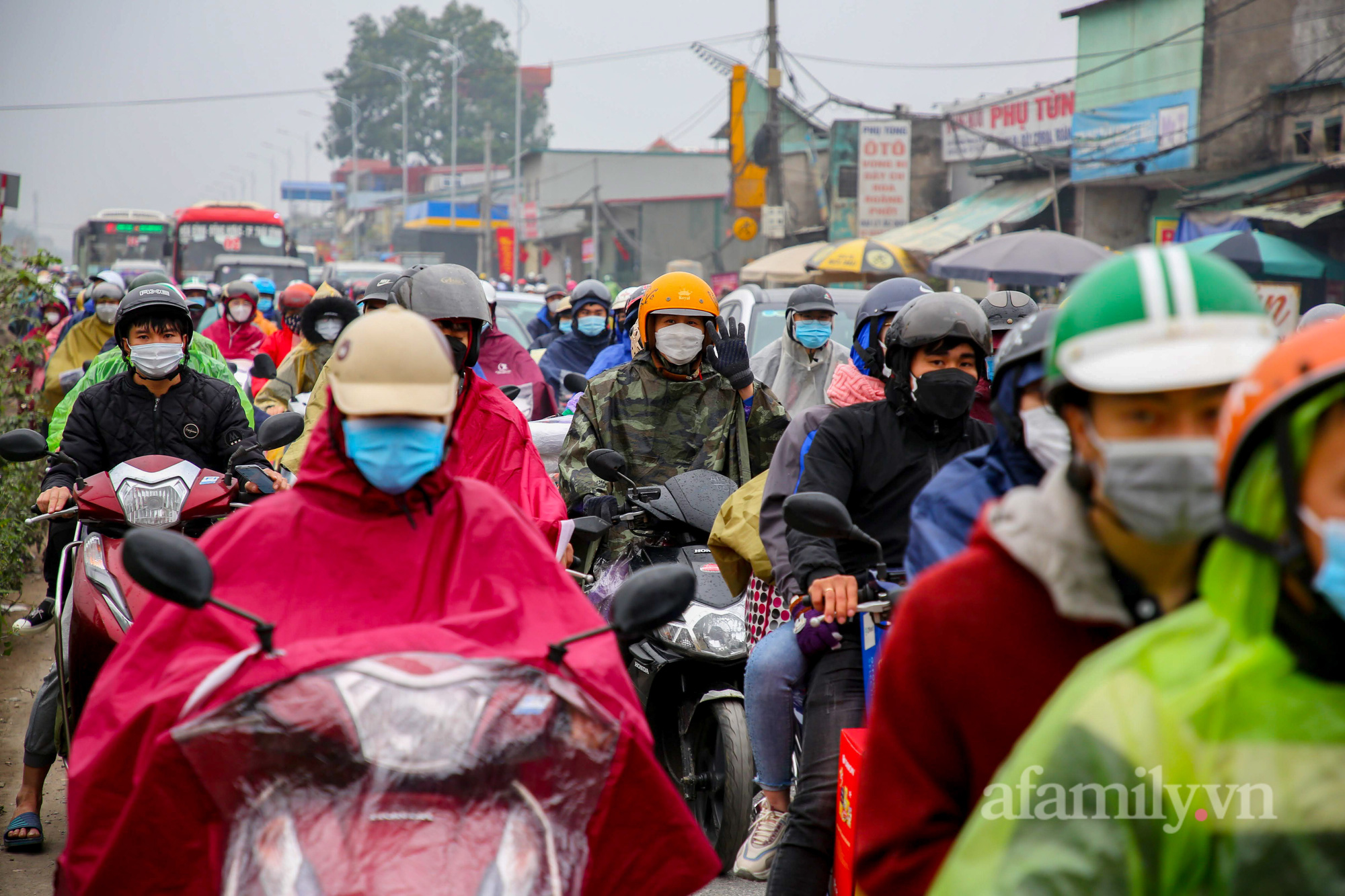 Hà Nội: Hàng nghìn người chạy xe máy trùm kín áo mưa, ùn ùn rời phố về quê ăn Tết - Ảnh 6.