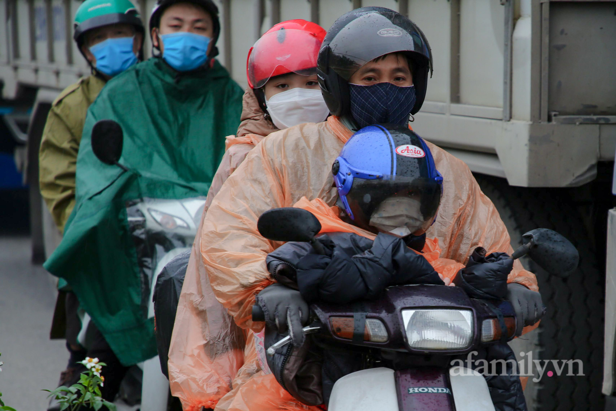 Hà Nội: Hàng nghìn người chạy xe máy trùm kín áo mưa, ùn ùn rời phố về quê ăn Tết - Ảnh 13.