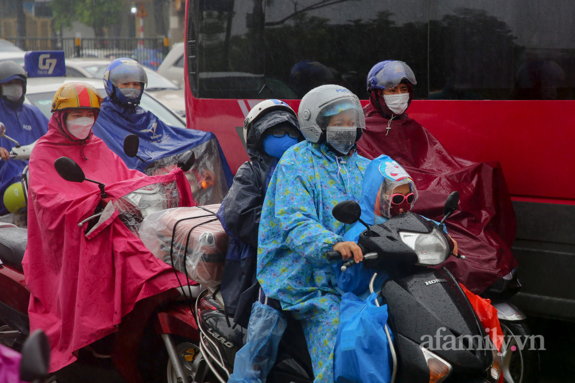 Hà Nội: Hàng nghìn người chạy xe máy trùm kín áo mưa, ùn ùn rời phố về quê ăn Tết - Ảnh 12.