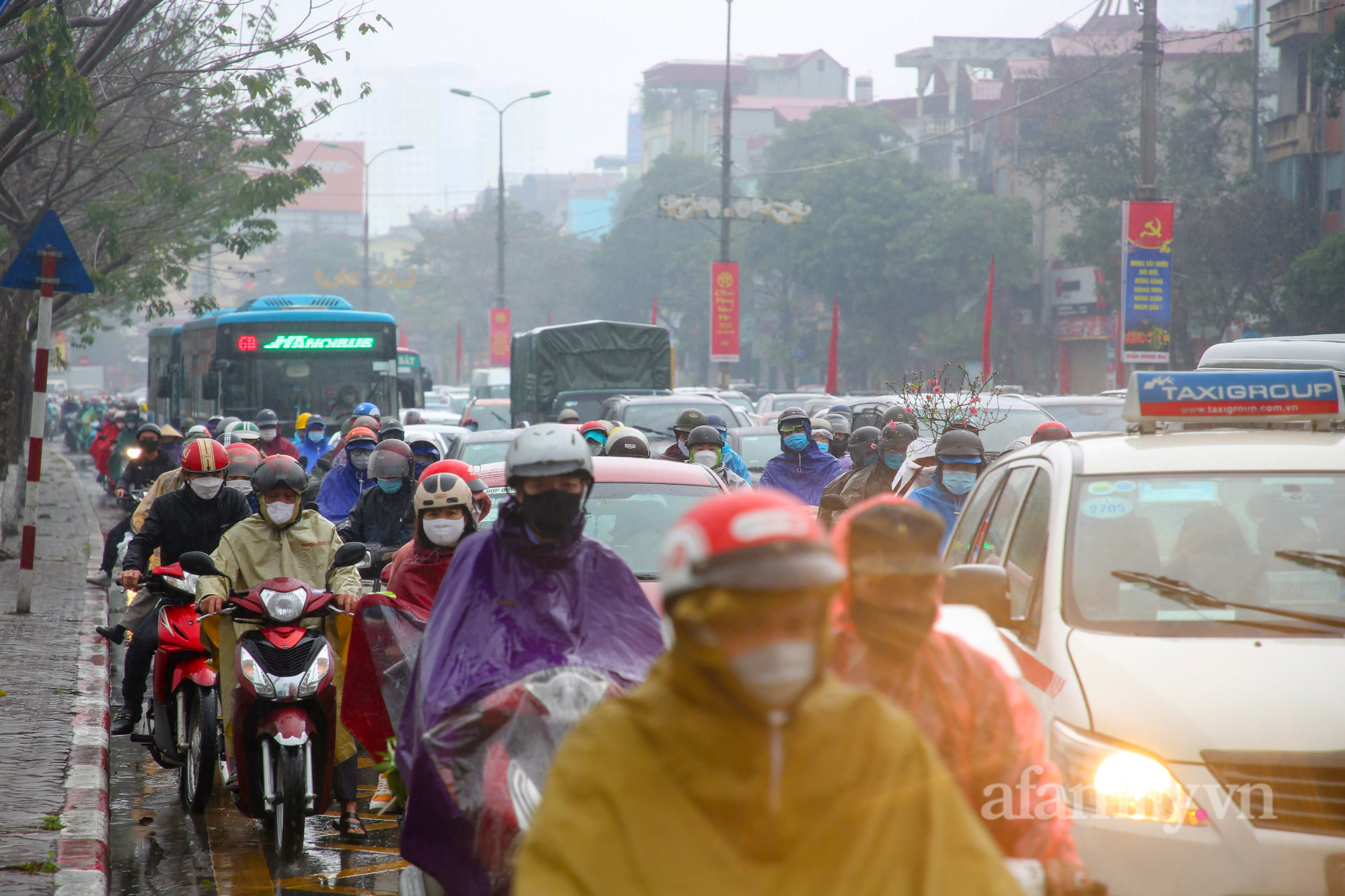 Hà Nội: Hàng nghìn người chạy xe máy trùm kín áo mưa, ùn ùn rời phố về quê ăn Tết - Ảnh 14.