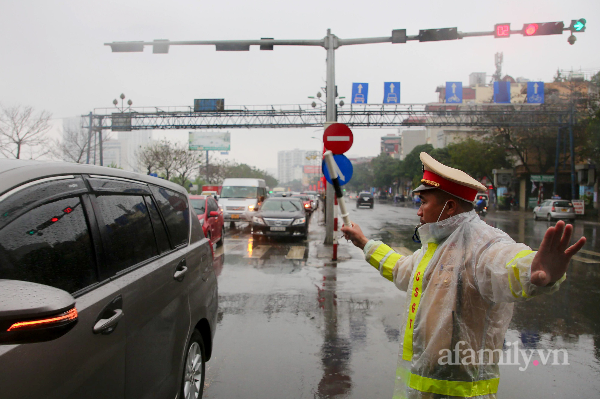 Hà Nội: Hàng nghìn người chạy xe máy trùm kín áo mưa, ùn ùn rời phố về quê ăn Tết - Ảnh 15.