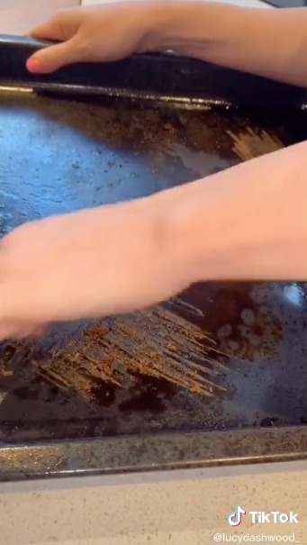 Không mất 1 đồng nào, đây là cách người phụ nữ làm sạch chiếc khay trong lò nướng bám bẩn lâu ngày sạch như mới - Ảnh 6.