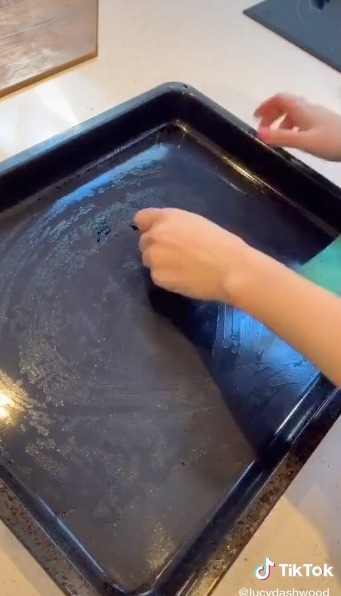 Không mất 1 đồng nào, đây là cách người phụ nữ làm sạch chiếc khay trong lò nướng bám bẩn lâu ngày sạch như mới - Ảnh 7.