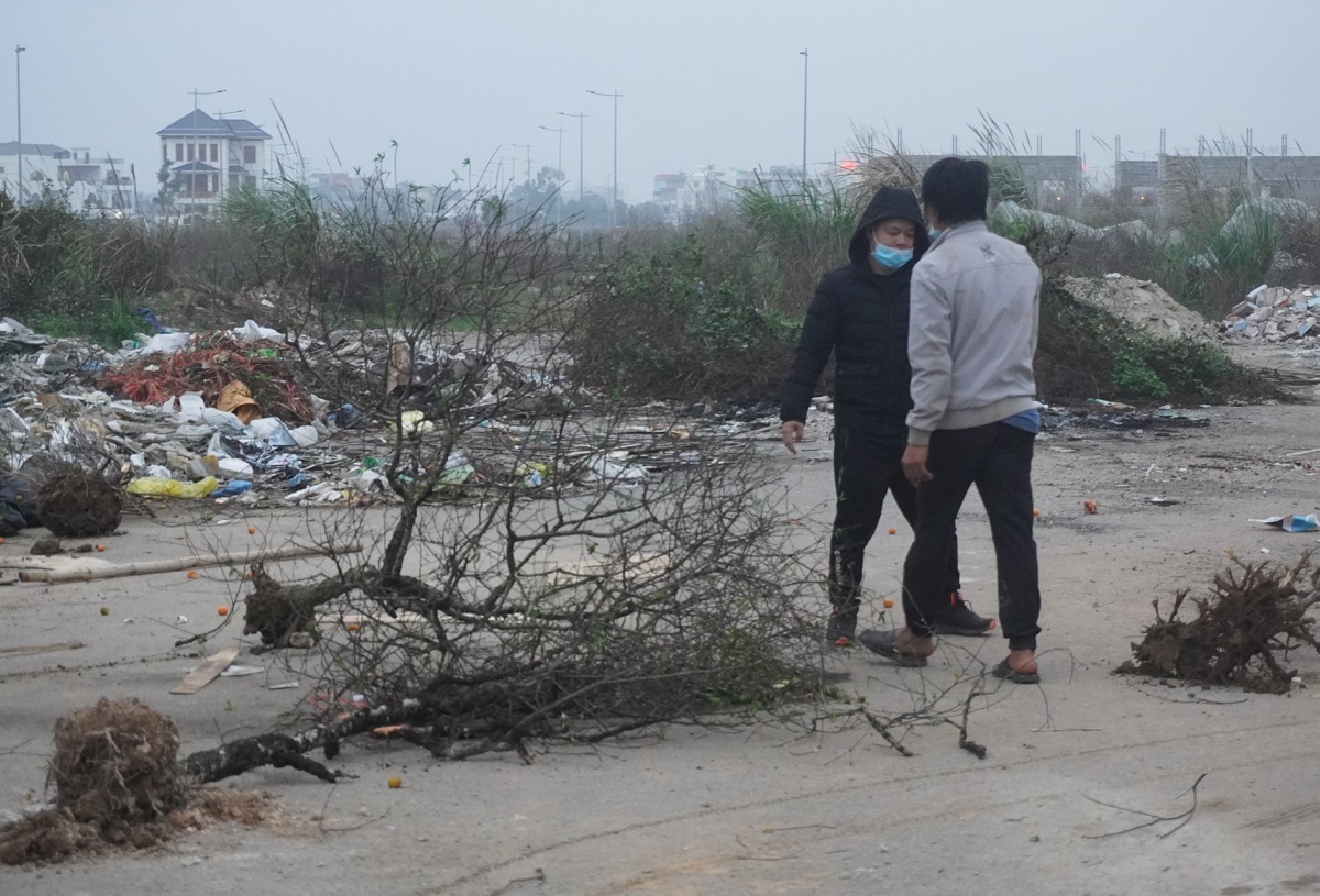 Kh&ocirc;ng b&aacute;n được h&agrave;ng, thương l&aacute;i ch&eacute;m bỏ đ&agrave;o giữa phố - Ảnh 6.