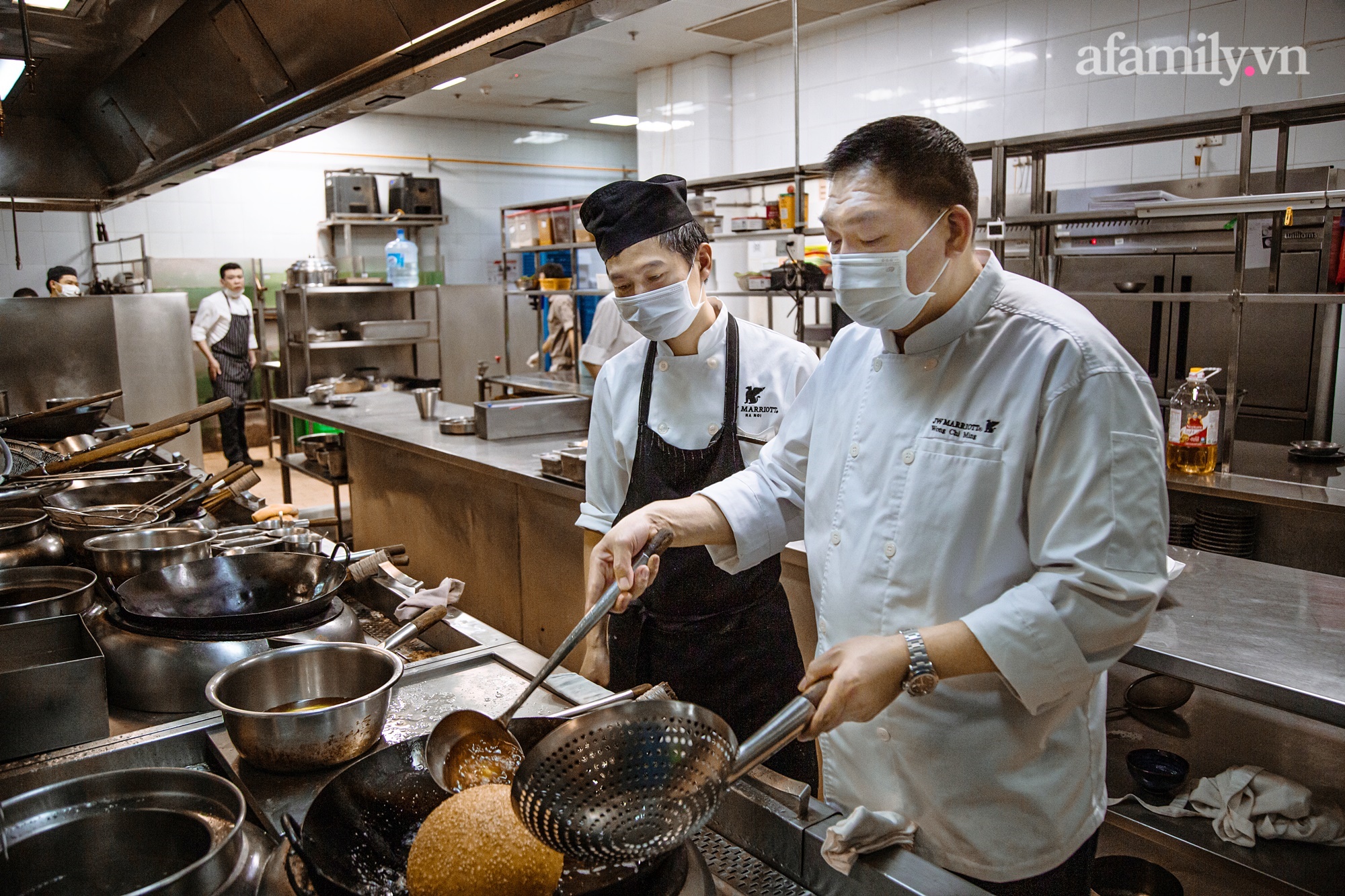 Chuyện nhập gia tùy tục của vị bếp trưởng Hong Kong sống tại Việt Nam hơn 1 thập kỷ: Thấy lạ khi pháo hoa không bắn vào mùng 2 Tết, vạn món ngon cũng chẳng bằng bánh chưng - Ảnh 8.