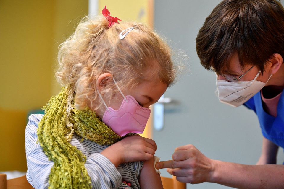 Hàng chục trẻ em Đức bị tiêm nhầm vaccine COVID-19 người lớn - Ảnh 1.