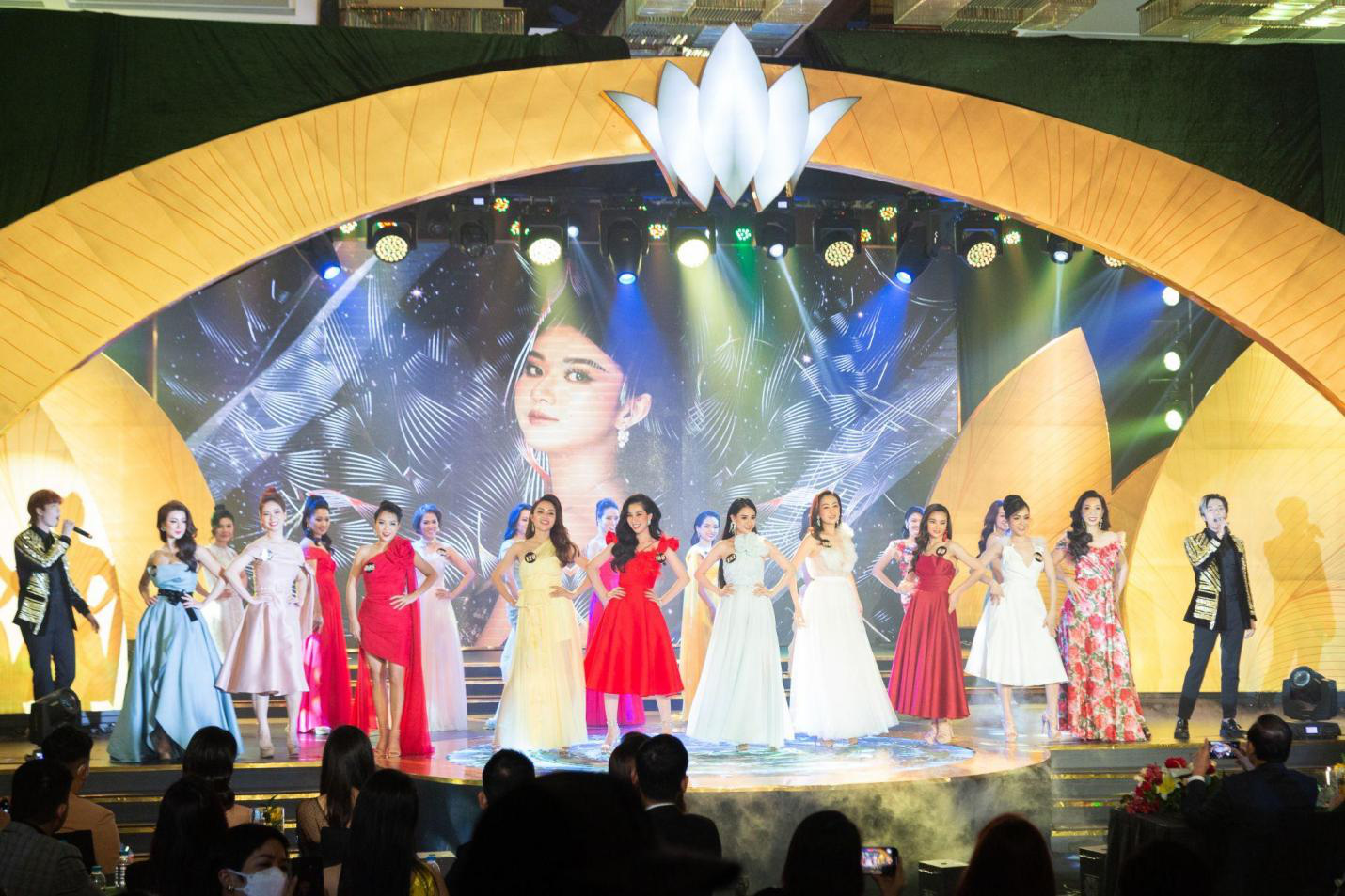 Bộ sưu tập Queendom của NEVA tại Hoa hậu Doanh nhân Việt Nam 2021 “bùng nổ” truyền thông - Ảnh 1.