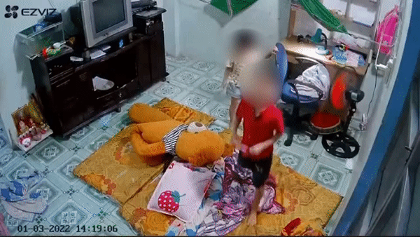 CLIP: Hai đứa trẻ ở nhà một mình gặp điều kinh hoàng, gào khóc cầu cứu mẹ qua camera  - Ảnh 2.