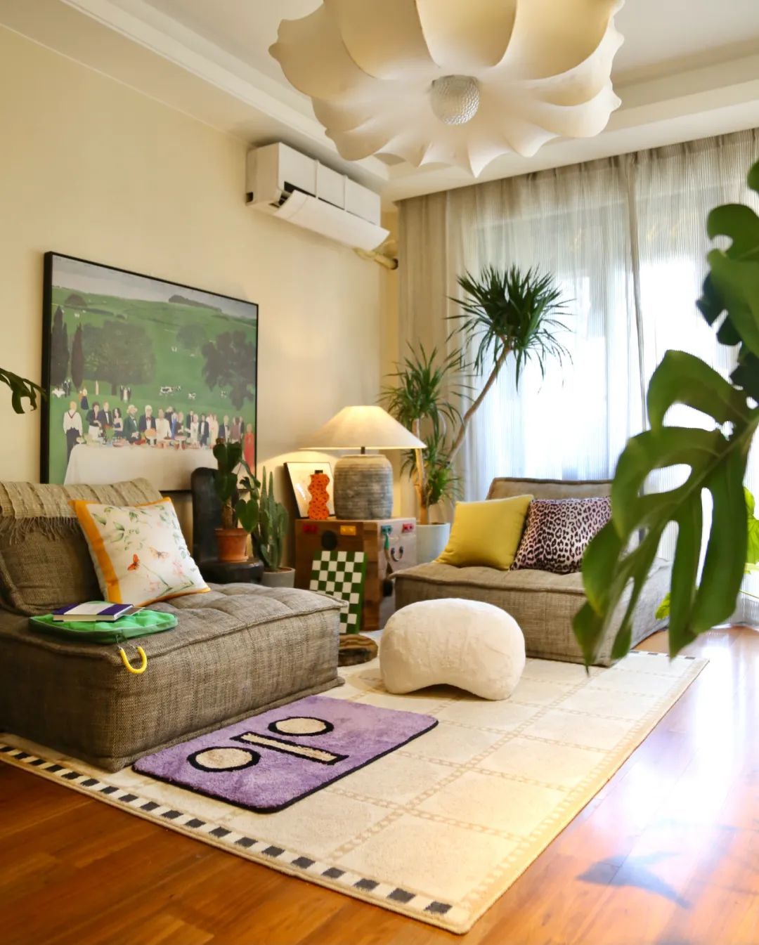 Không gian sống đáng ghen tị trong ngôi nhà cổ tích đầy màu sắc 88m² của cặp vợ chồng trẻ với 40 chậu cây xanh và 1 chú cún - Ảnh 3. Không gian sống đáng ghen tị trong ngôi nhà cổ tích đầy màu sắc 88m² của cặp vợ chồng trẻ với 40 chậu cây xanh và 1 chú cún - Ảnh 3.