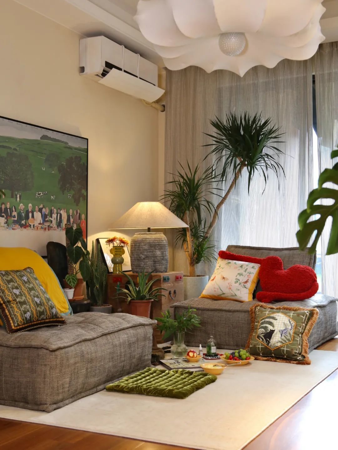 Không gian sống đáng ghen tị trong ngôi nhà cổ tích đầy màu sắc 88m² của cặp vợ chồng trẻ với 40 chậu cây xanh và 1 chú cún - Ảnh 4. Không gian sống đáng ghen tị trong ngôi nhà cổ tích đầy màu sắc 88m² của cặp vợ chồng trẻ với 40 chậu cây xanh và 1 chú cún - Ảnh 4.