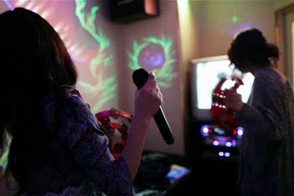 Tăng mức xử phạt gấp 10 lần hành vi hát karaoke ồn ào sau 22 giờ - Ảnh 1.