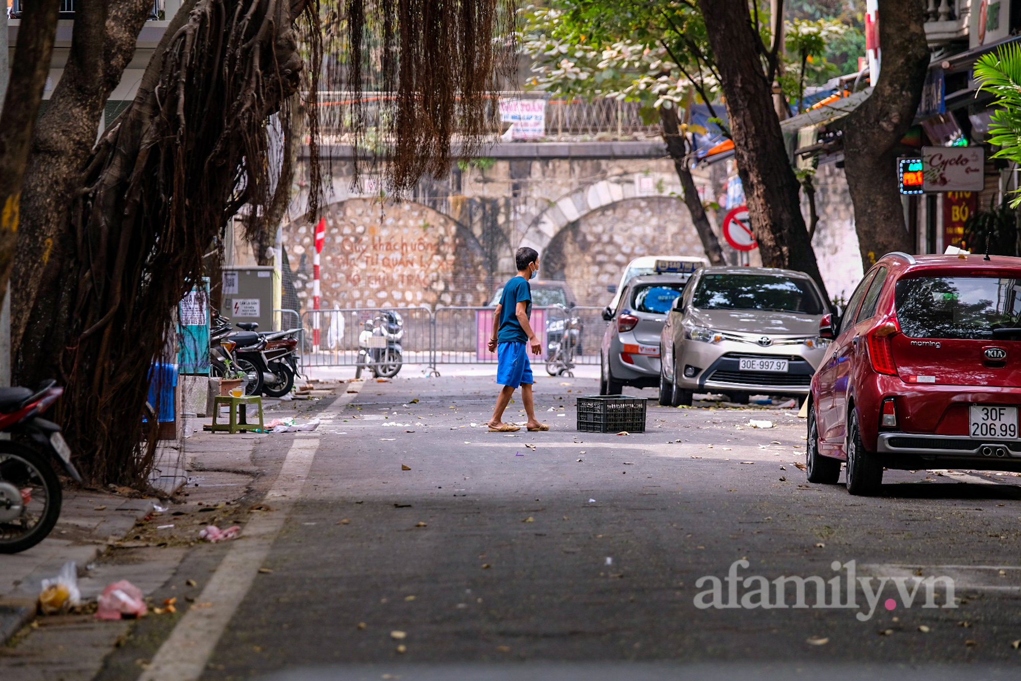 Hà Nội: Phong tỏa tạm thời một đoạn phố Hàng Vải vì có liên quan đến 3 ca dương tính SARS-CoV-2 - Ảnh 9.