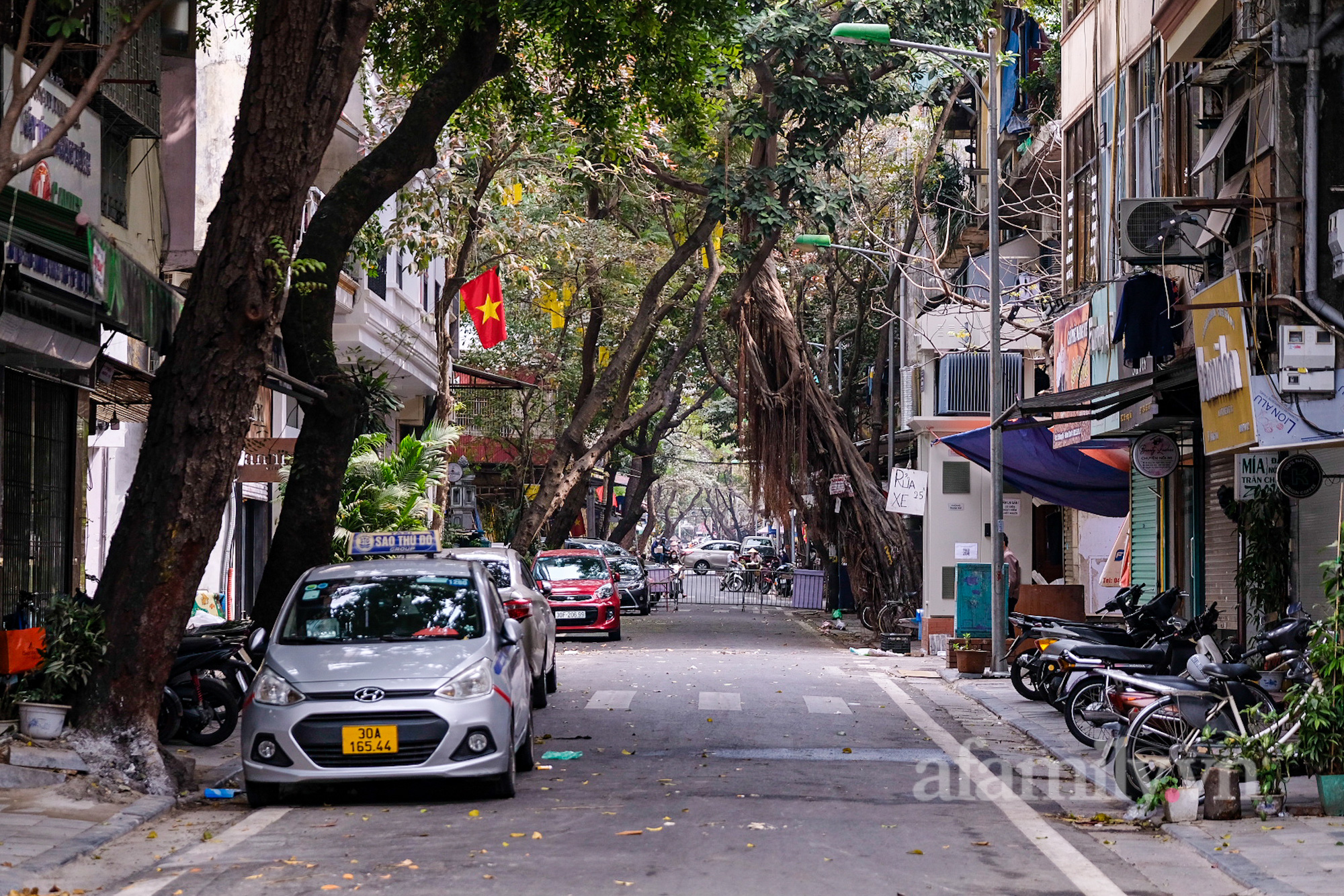 Hà Nội: Phong tỏa tạm thời một đoạn phố Hàng Vải vì có liên quan đến 3 ca dương tính SARS-CoV-2 - Ảnh 3.