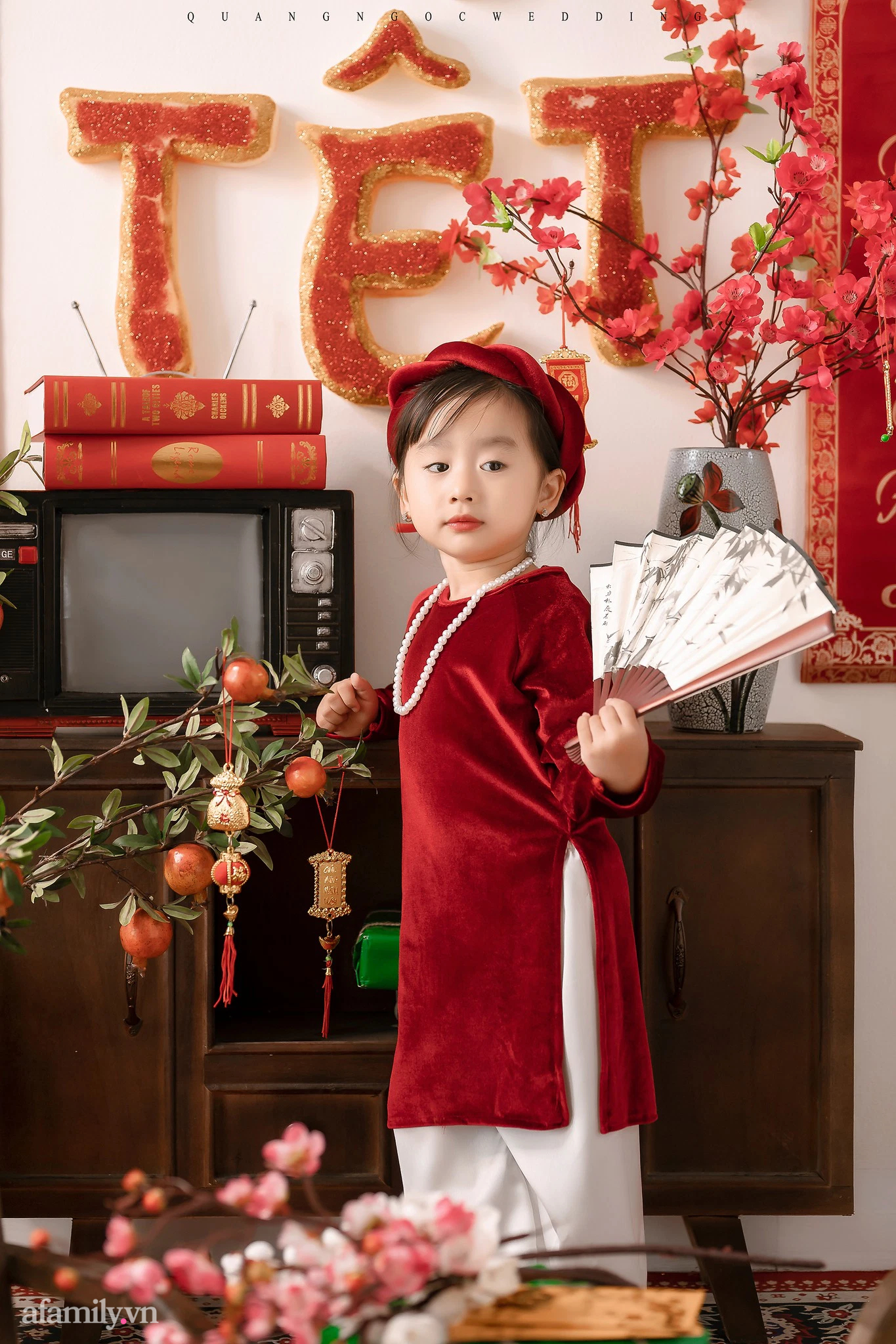 Lấy cảm hứng từ truyền thống áo dài của người Việt, các bộ ảnh áo dài Tết cho bé gái thật xinh đẹp và tinh tế. Chất liệu cao cấp kết hợp với nét trẻ trung sẽ làm nên một phong cách thật cuốn hút cho các bé trong mùa Tết này.